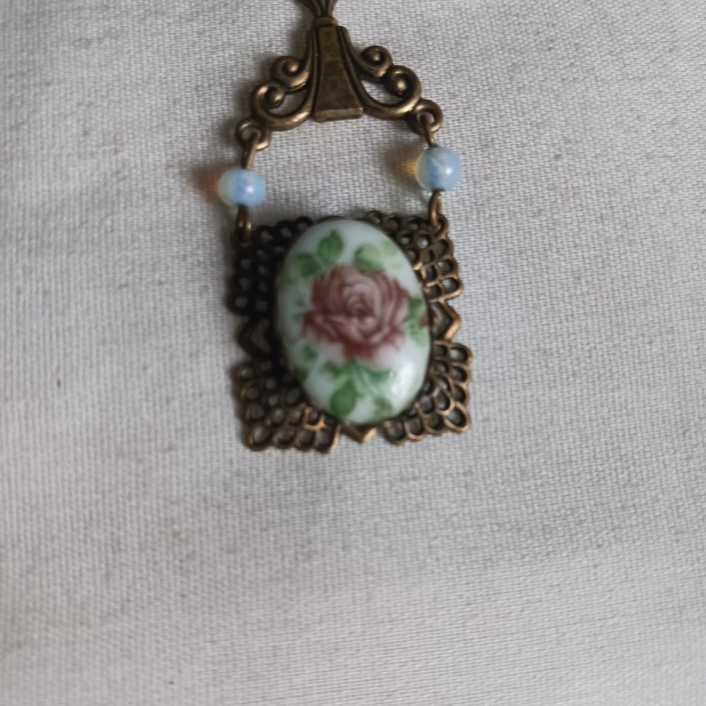 Victorian Antique Brass color necklace with square floral pendant necklace - Picture 2 of 2